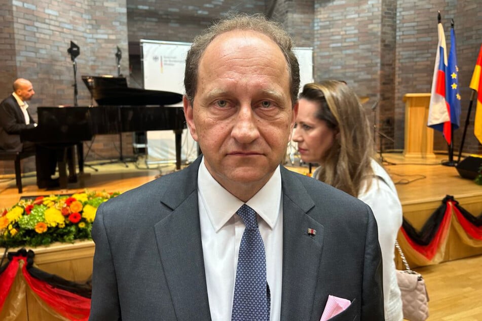 Alexander Graf Lambsdorff (59), der immer wieder den russischen Angriffskrieg gegen die Ukraine kritisiert hatte, verabschiedet sich an diesem Dienstag aus Moskau.