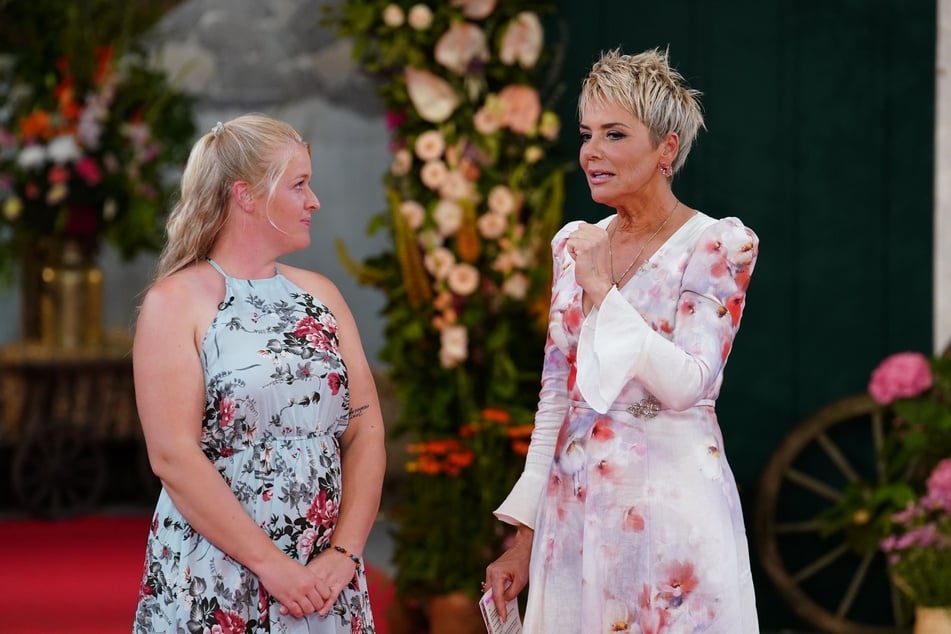 Pferdeliebhaberin Insa (29) sucht mit der Hilfe von Moderatorin Inka Bause (56) die Liebe fürs Leben bei "Bauer sucht Frau".