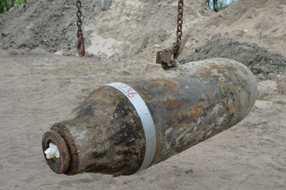 Eine entschärfte 250 Kilogramm Bombe hängt am Kranhaken auf dem Sprengplatz in Oranienburg. Am Dienstag soll gegen Mittag eine Weltkriegsbombe in Berlin-Spandau entschärft werden. (Symbolfoto)