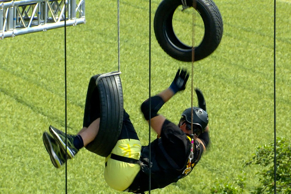 Steff (53) fällt bei der Challenge vom Reifen.