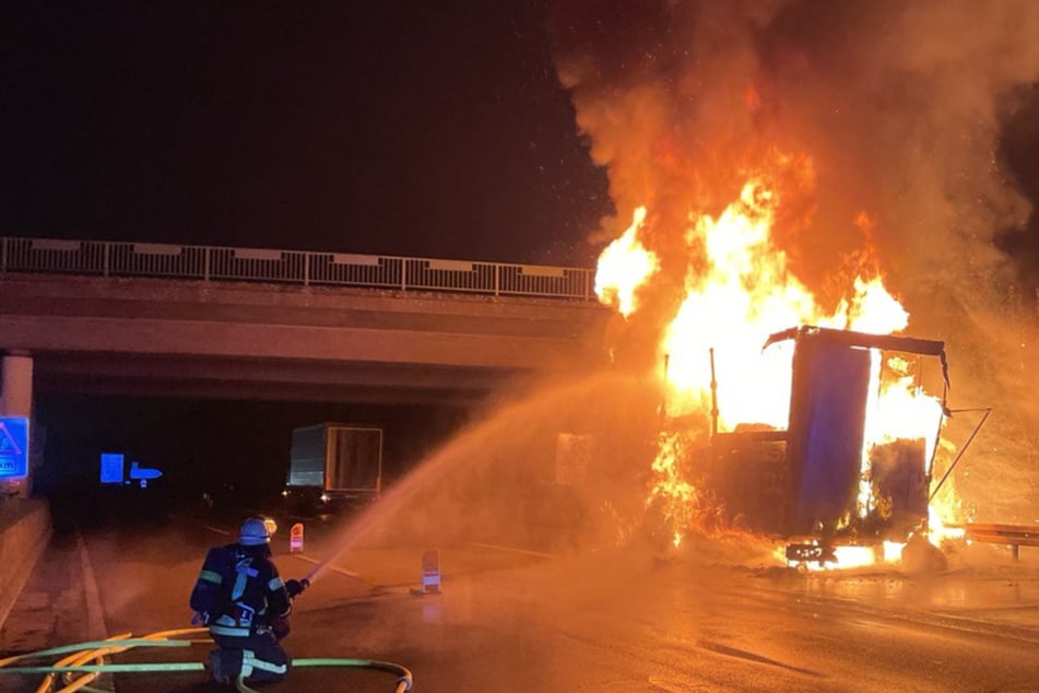 Lkw-Anhänger steht in Vollbrand: A59 für mehrere Stunden gesperrt