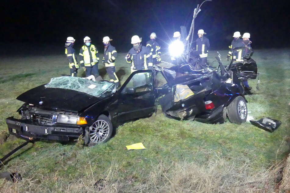 Durch die Kollision mit einem Baum zerfetzte der BMW in zwei Teile.