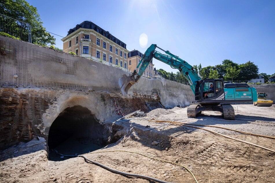 Mitte Juni wurde auf einer EDEKA-Baustelle in Annaberg-Buchholz ein geheimer Stollen entdeckt - nur etwa sechs bis sieben Meter unter der Erde.