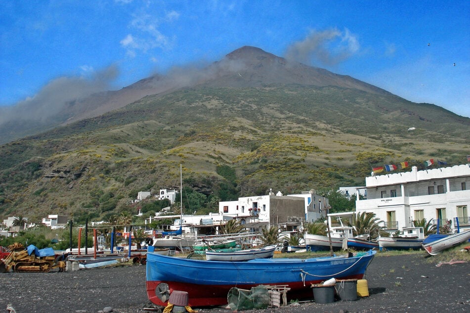 Über der kleinen Insel thront der Schichtvulkan "Stromboli". Er zählt zu den aktivsten Vulkanen der Welt. (Archivfoto)