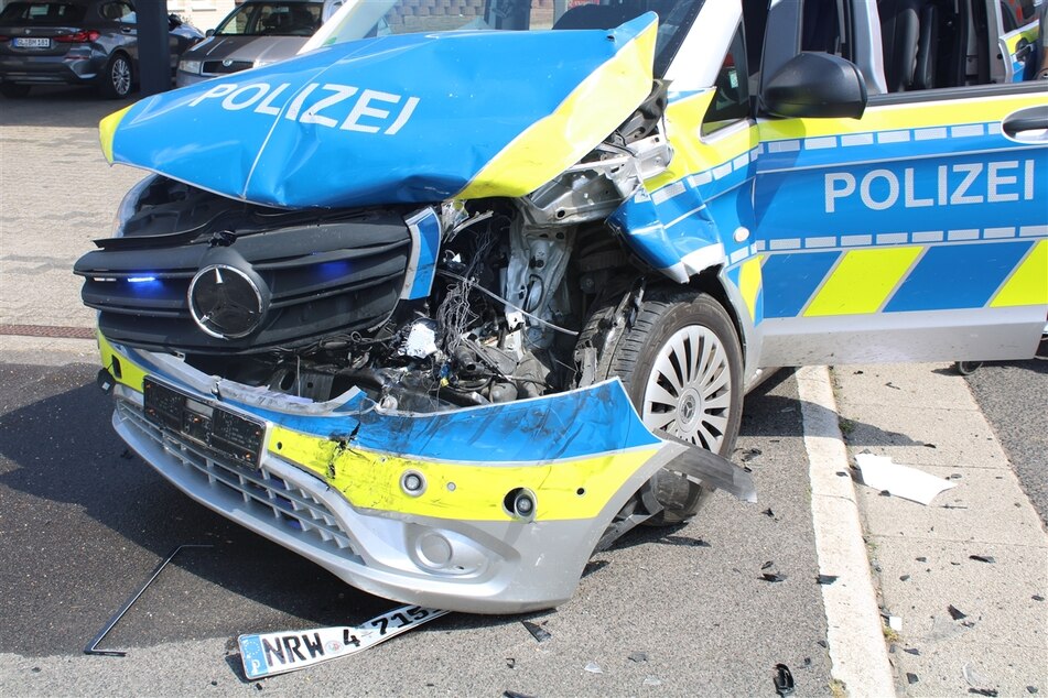Polizei-Van kracht mit Blaulicht und Sirene in vorausfahrendes Auto