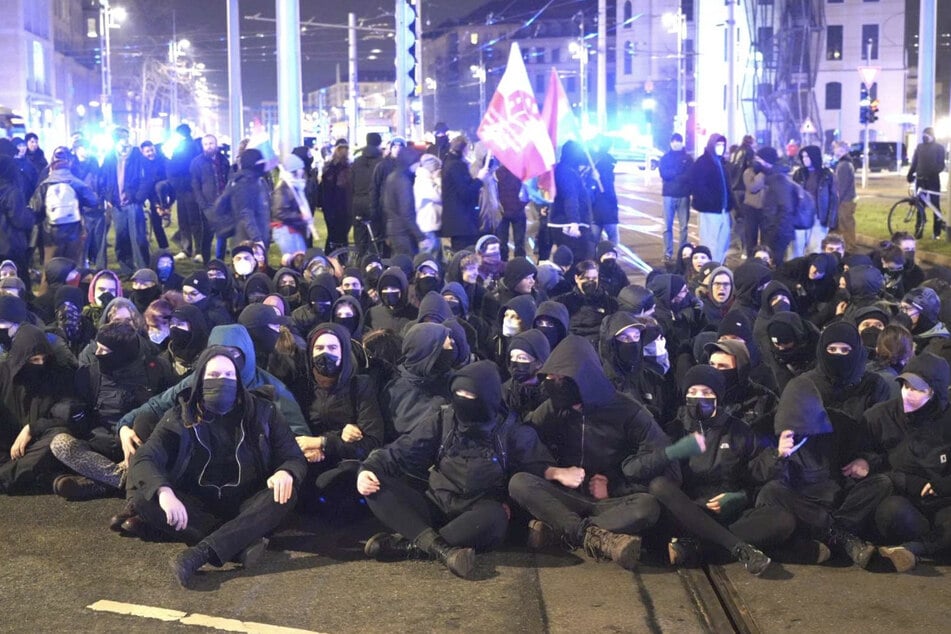 Vergangenes Jahr blockierten Hunderte einen Aufzug von Rechtsextremisten und Verschwörungsideologen in die Innenstadt.