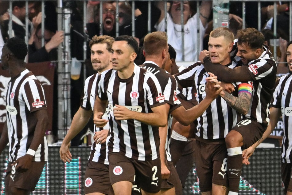 Der FC St. Pauli jubelt über den späten Ausgleich durch Eric Smith (Zweiter von rechts).