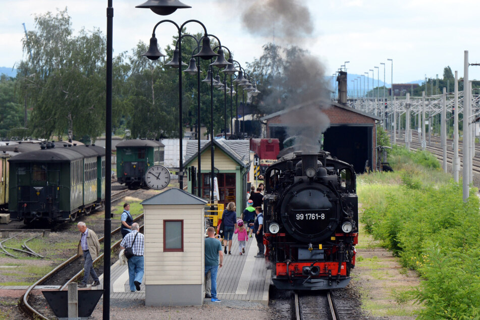 Die Schmalspurbahn hält im Bahnhof Radebeul.