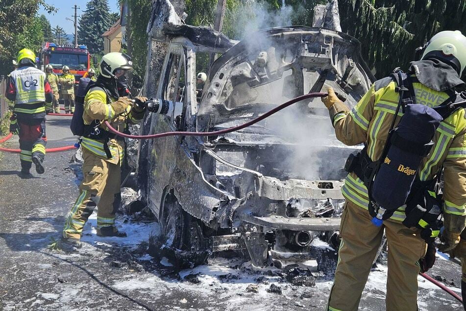 In Omsewitz ging ein DHL-Transporter in Flammen auf.
