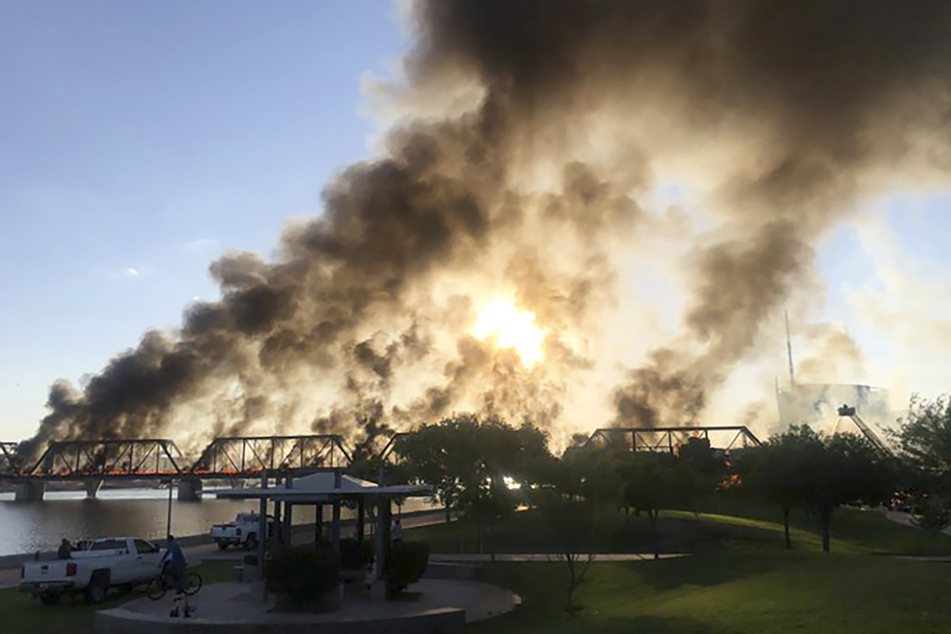 Schwarze Rauchschwaden steigen über dem Großbrand auf der Brücke auf.