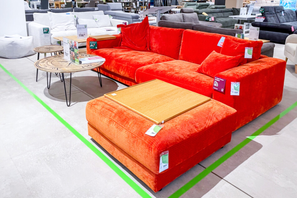 Dieses farbenfrohe Sofa ist bei porta Bad Vilbel für kurze Zeit super günstig.