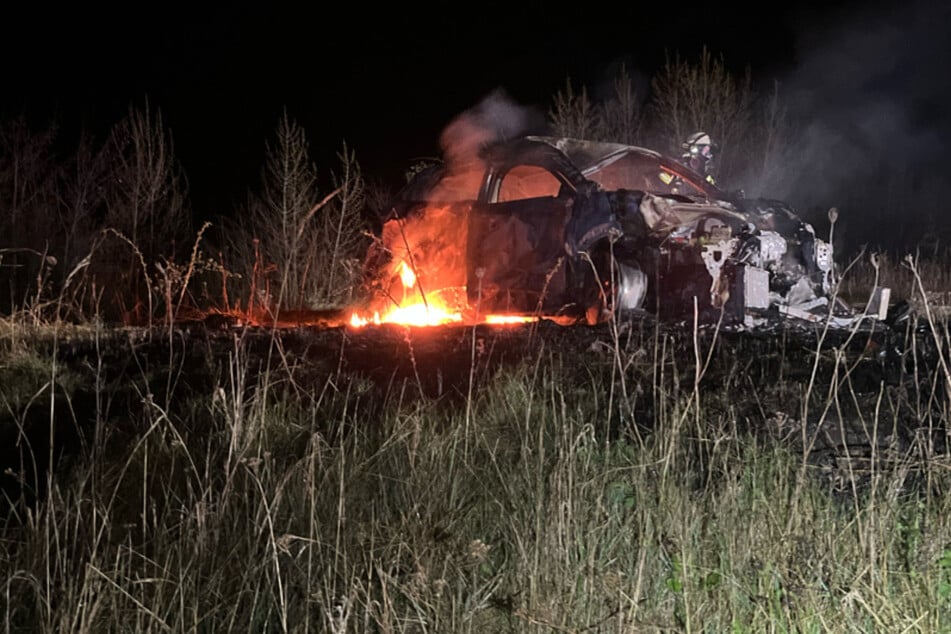 Peugeot kommt von der Straße ab, wenig später steht er in Flammen