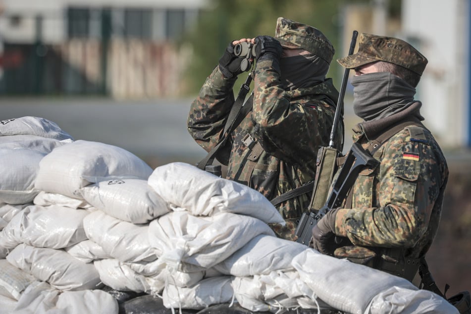 In Friedenszeiten soll der neue "Heimatschutz" Amtshilfe leisten, etwa bei Unglücksfällen. In Krisenzeiten müssten die Mitglieder wahrscheinlich auch zur Waffe greifen.