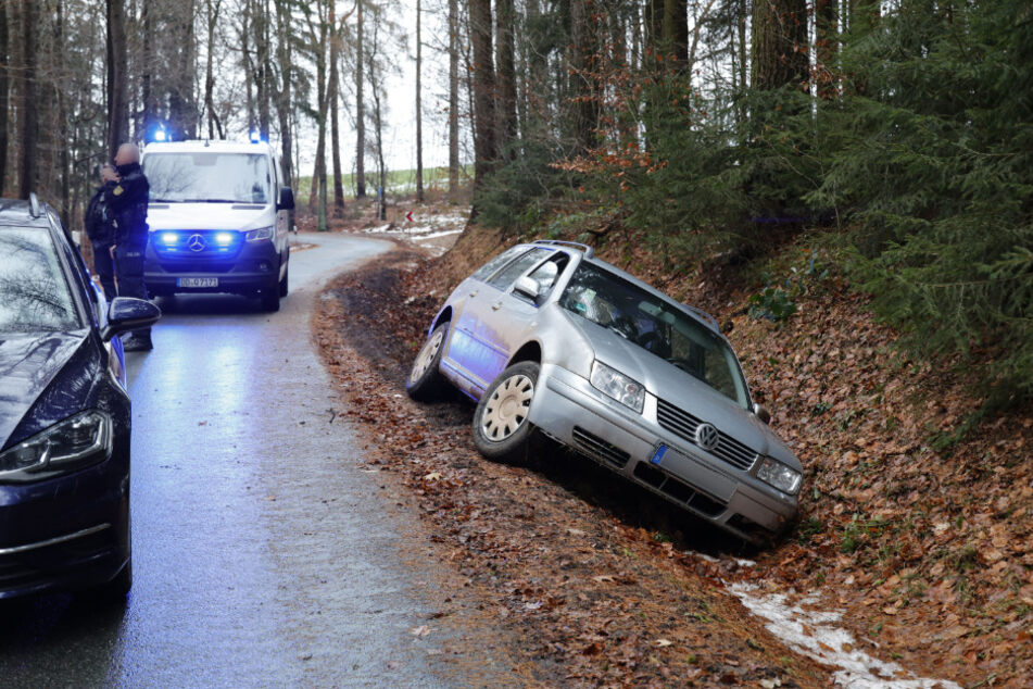 Nachdem der VW in einen Straßengraben gekracht war, versuchten die Insassen die Flucht zu Fuß.