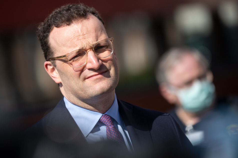 Jens Spahn (CDU), Bundesgesundheitsminister, gibt vor der DRK-Oberleitstelle Baden-Württemberg ein Statement.