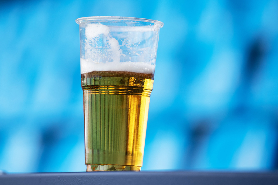 Alkoholhaltiges Bier gibt's nicht direkt im Stadion. Dort wird nur alkoholfreies ausgeschenkt.