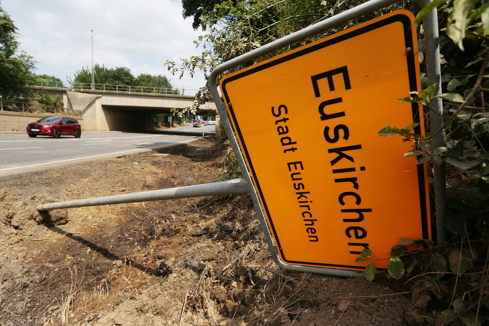 Ein überspültes Ortsschild von Euskirchen beim Hochwasser.
