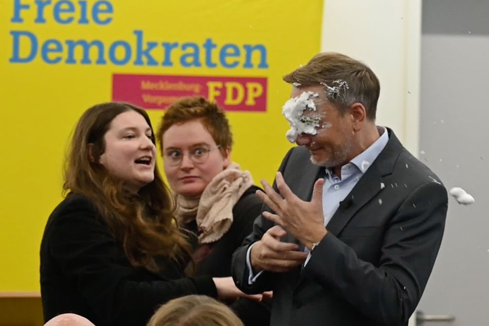 Christiane Kiesow (34, Linke) bewarf den FDP-Parteichef (46) in Greifswald mit einer Torte aus Rasierschaum.