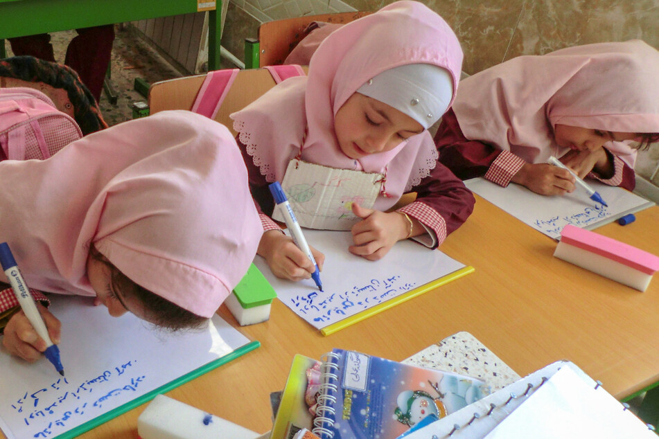 Ausschließlich Mädchenschulen betroffen: Mysteriöse Vergiftungswelle erschüttert den Iran