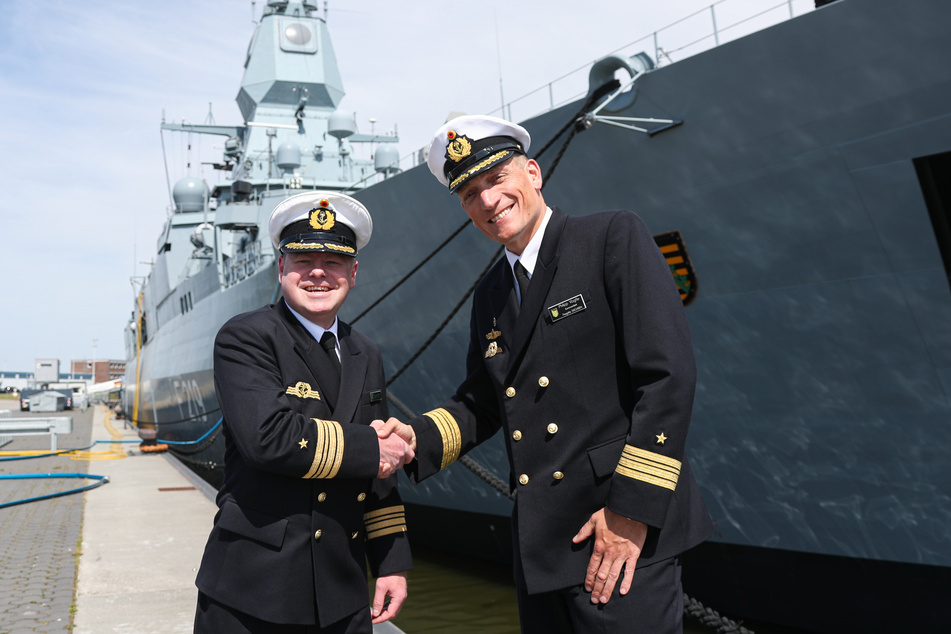 Der neue Kommandant, Fregattenkapitän Thomas Liebert (44, l.), und sein Vorgänger Kapitän Philipp Vögtle (43).