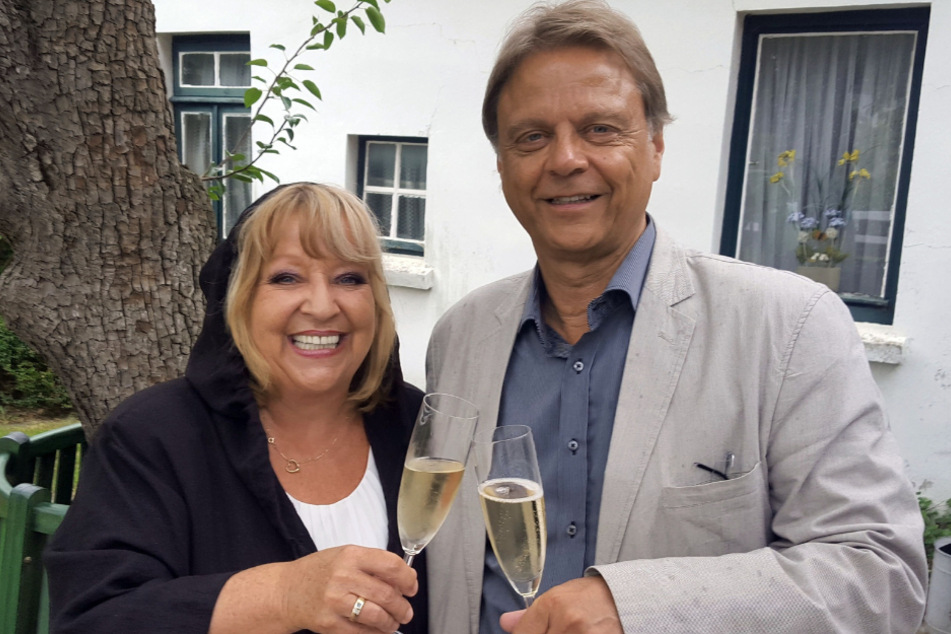 "Lütte" Angelika Mann (71) trinkt am liebsten mit ihrem Mann Ralf (67) ein Glas kalten Sekt.