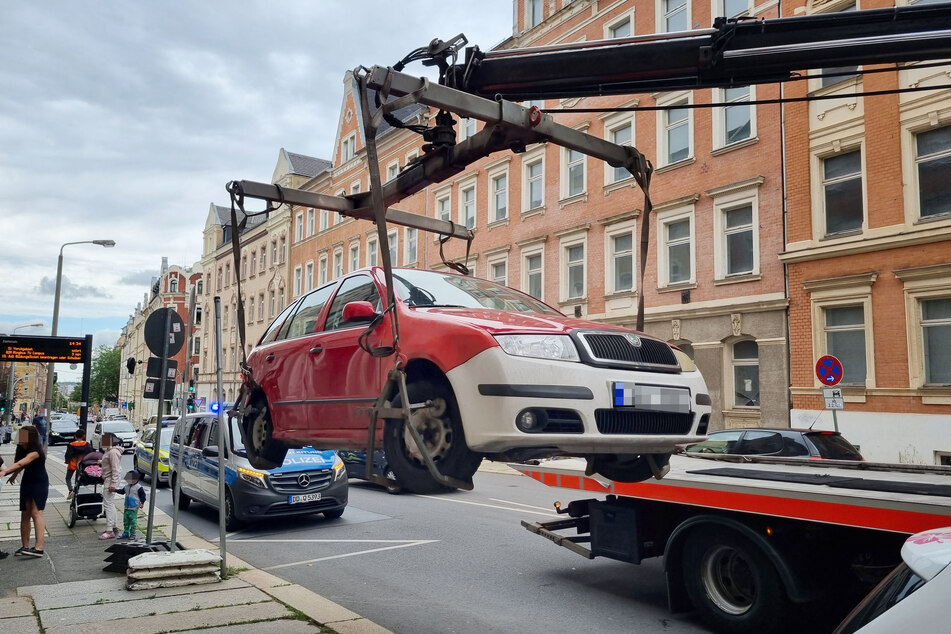 Die Polizei ließ am Mittwoch ein Auto auf dem Chemnitzer Sonnenberg abschleppen, weil der Fahrer immer wieder ohne Führerschein erwischt wurde.