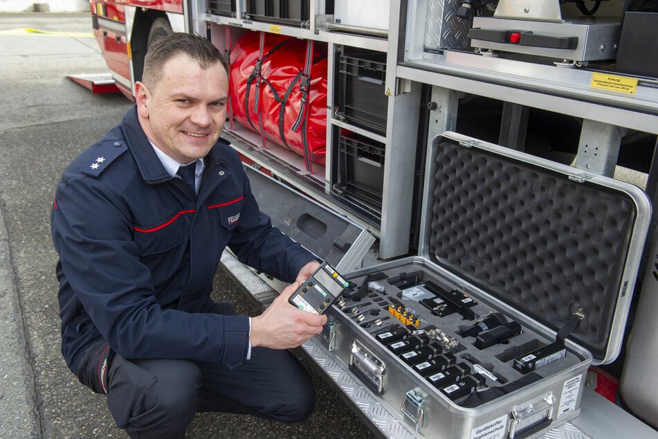 Brandoberinspektor Philipp Dude (39) zeigt die neuen Messgeräte für Strahlungen.