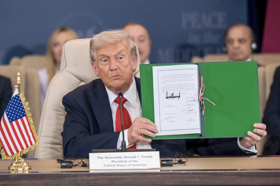 Die Tinte ist trocken! US-Präsident Donald Trump (79) präsentiert die Erklärung zur Waffenruhe im Gazastreifen.