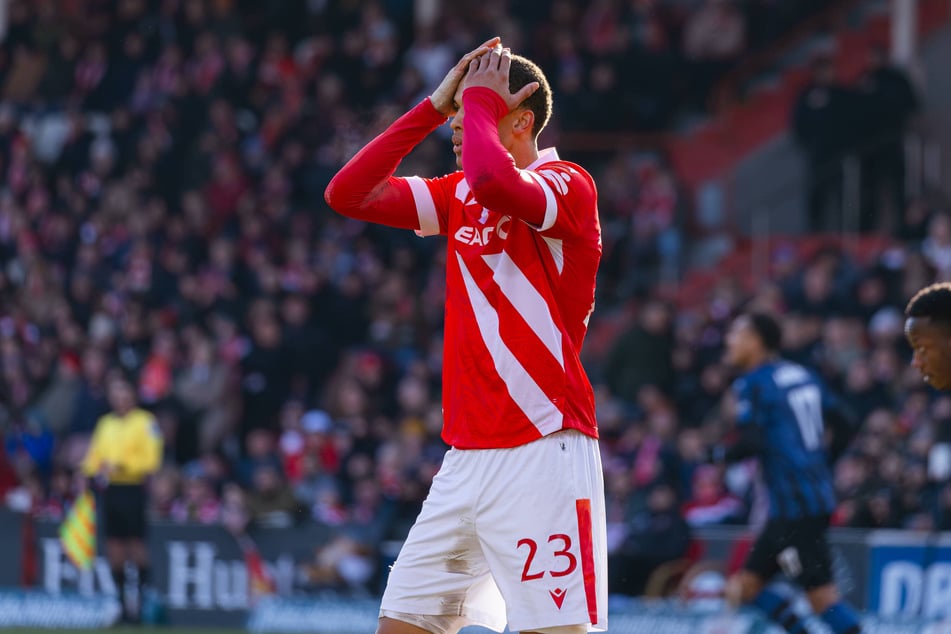 Cottbus' Nyamekye Awortwie-Grant konnte es nicht fassen, war sein Kopfball in letzter Sekunde nicht drin?!