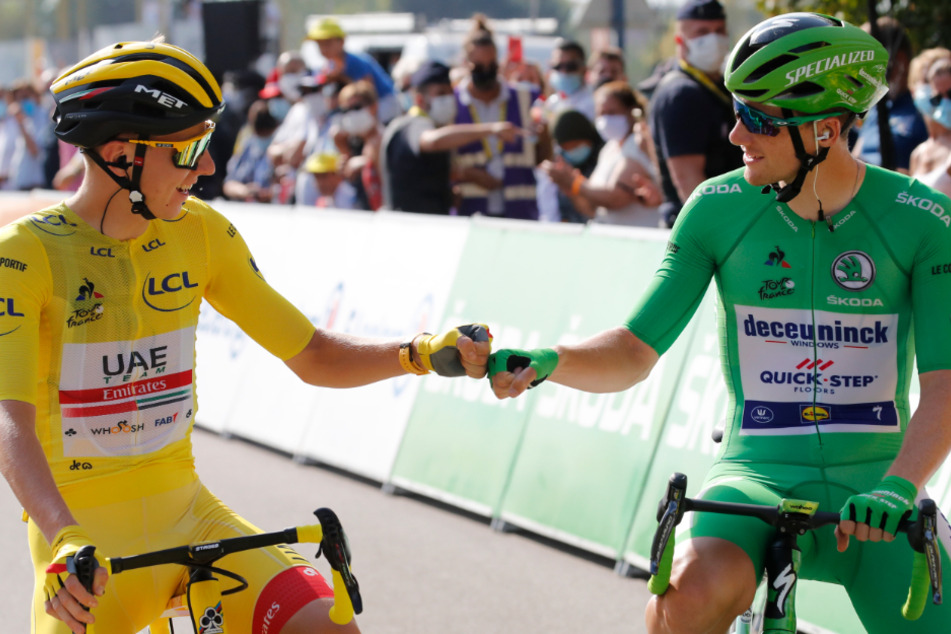 Tadej Pogacar (l.) aus Slowenien vom UAE Team Emirates, der das gelbe Trikot des Gesamtführenden trägt, und Sam Benett aus Irland vom Team Deceuninck-Quick-Step im grünen Jersey, das der beste Sprinter trägt.