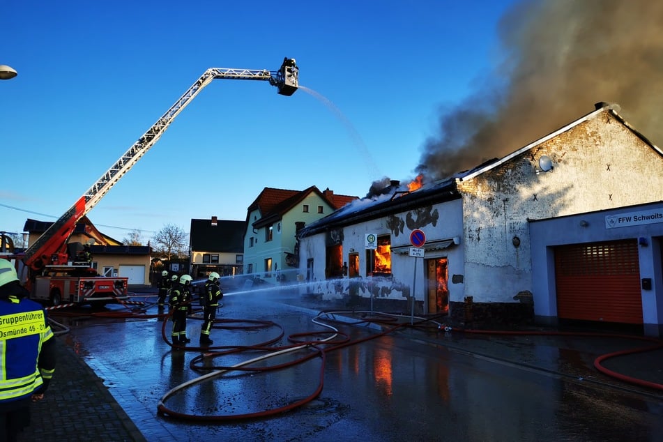 Das brennende Wohnhaus liegt neben dem Feuerwehr-Gerätehaus.