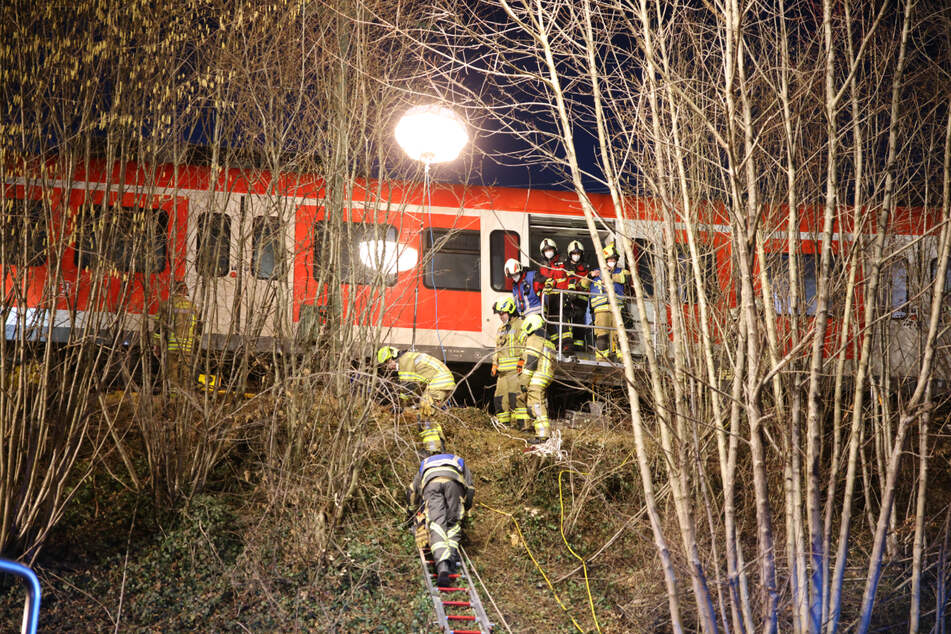 S-Bahn-Drama bei München! Züge krachen ineinander: Ein Toter und zahlreiche Verletzte