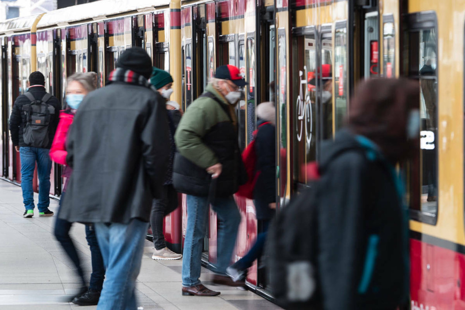 Nach einer Weichenstörung zwischen Jannowitzbrücke und Alexanderplatz müssen die Fahrgäste der Berliner S-Bahn mit Zugausfällen und -verspätungen rechnen. (Symbolfoto)