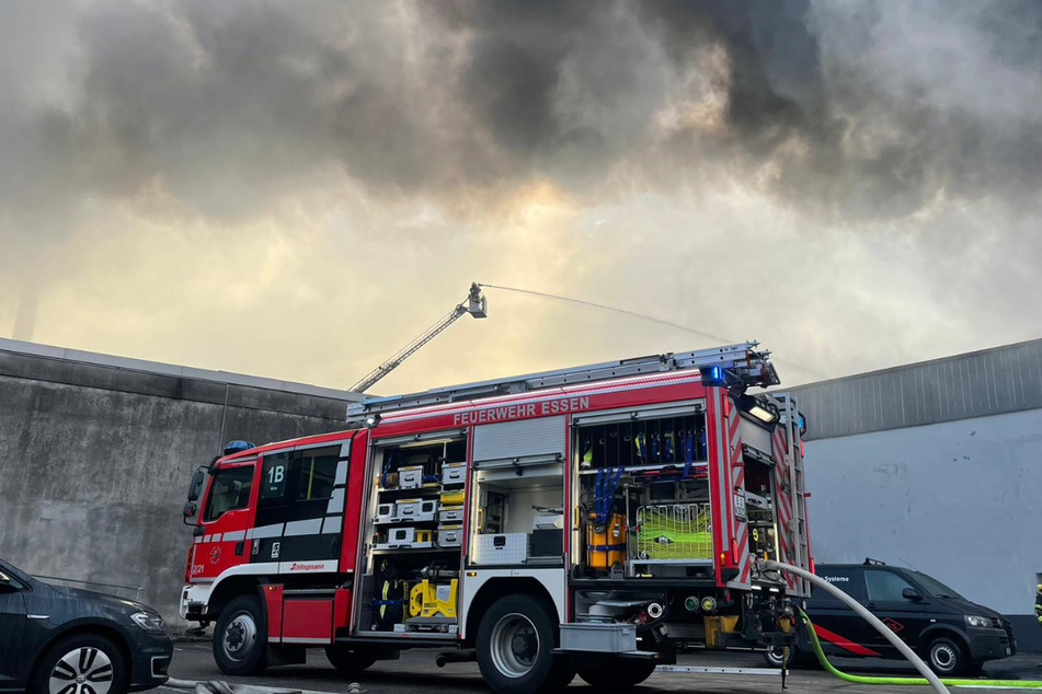 Feuerwehr kämpft stundenlang gegen Großbrand in Lagerhalle: Ein Kamerad verletzt