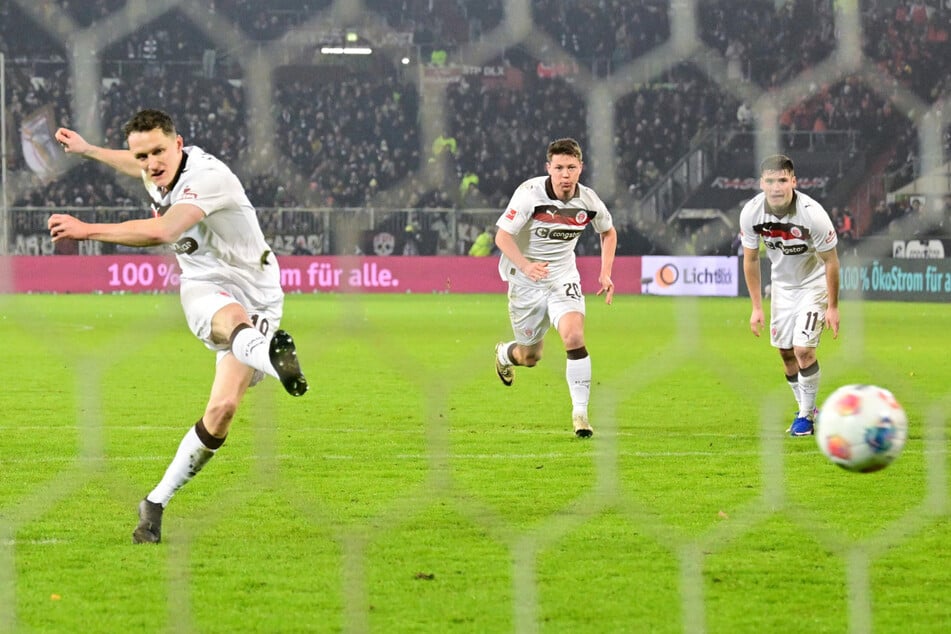 Kaars trat an und verwandelte sicher zum späten Ausgleich. In welche Ecke er schießen würde, hatte er schon vor Wochen entschieden.