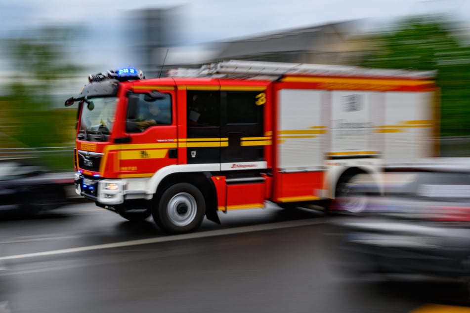 Die Feuerwehr musste die Frau mit Spezialwerkzeug aus dem Auto holen. (Symbolbild)