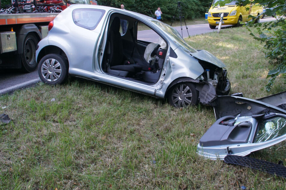 Der Autofahrer wurde bei dem Unfall lebensgefährlich verletzt.