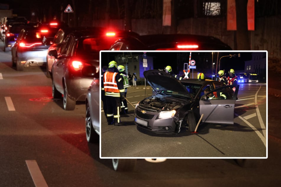 Frontalcrash auf Bahnübergang sorgt für großes Verkehrschaos