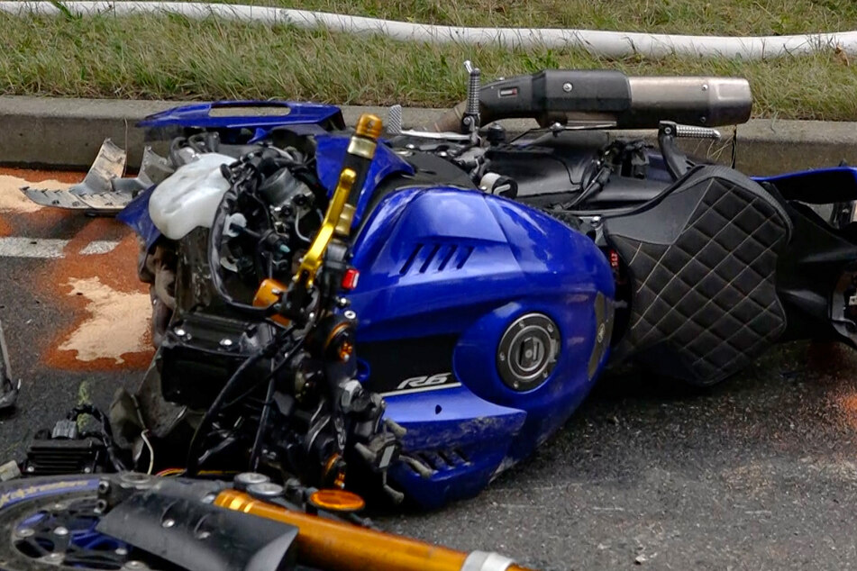 Die Yamaha der Bikerin war nach dem Sturz der Frau über die Fahrbahn gerutscht und frontal in einen Mercedes gekracht.