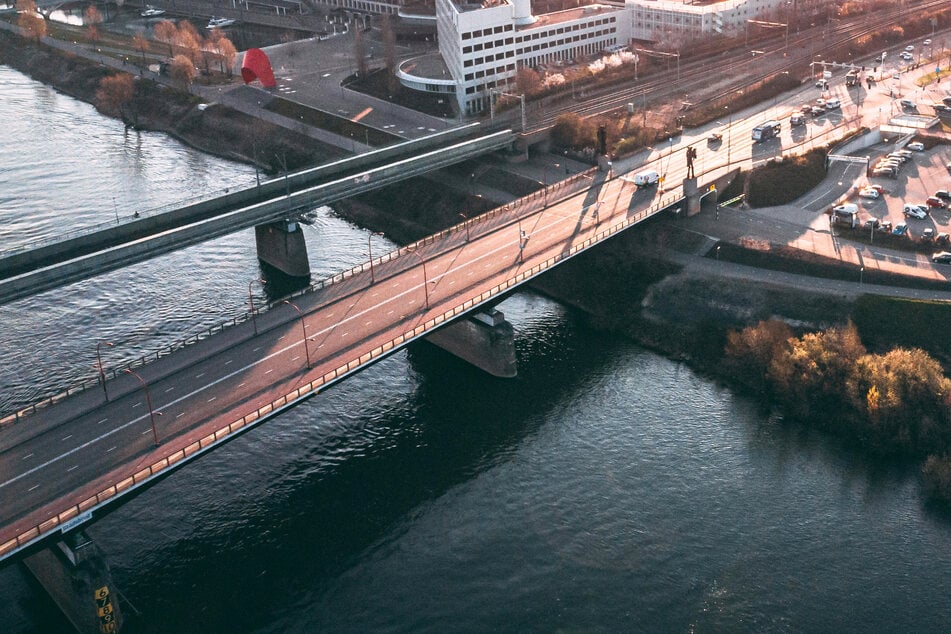 Handy fällt ins Wasser, drei Männer springen hinterher: Zwei Deutsche vermisst!