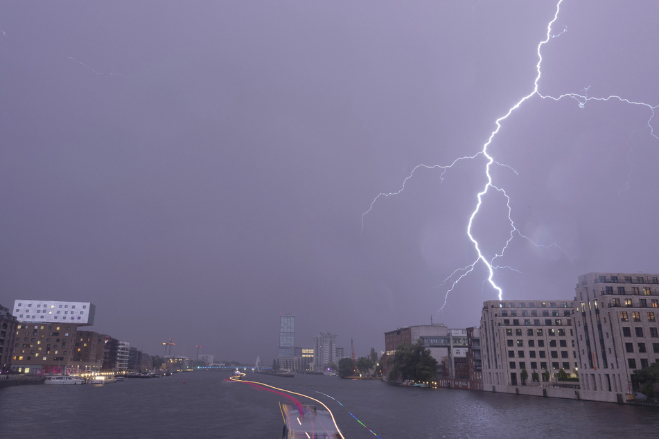 Es bleibt zwar warm in Berlin, die Hauptstadt aber könnte von einem Gewitter betroffen sein.