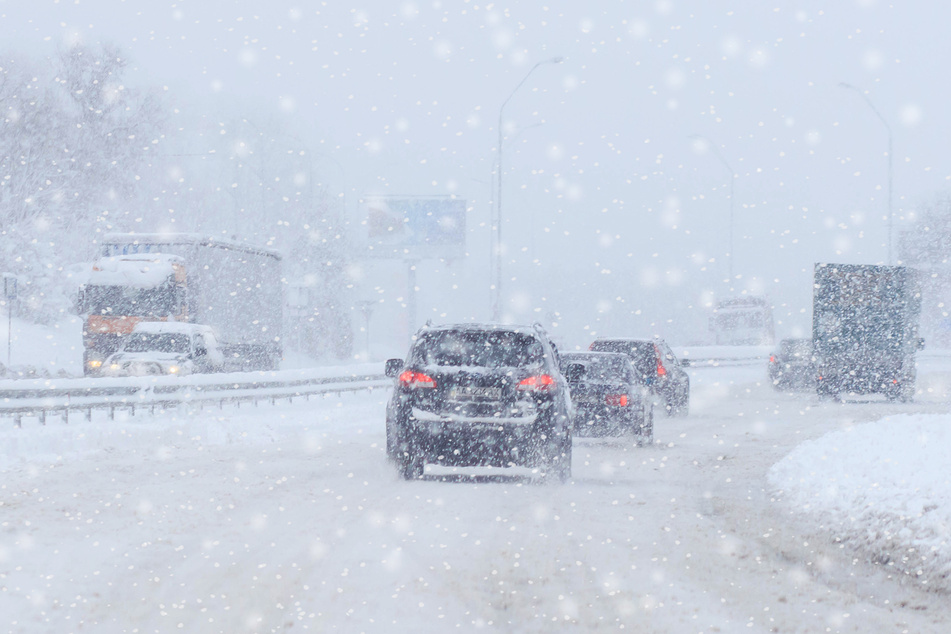 Auf einer verschneiten Autobahn kam es zur Massenkarambolage (Symbolbild).