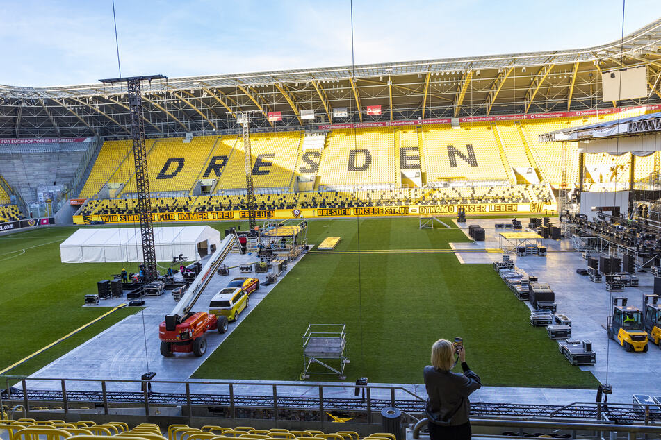 Der Aufbau für das Adventskonzert im Harbig-Stadion läuft auf Hochtouren.