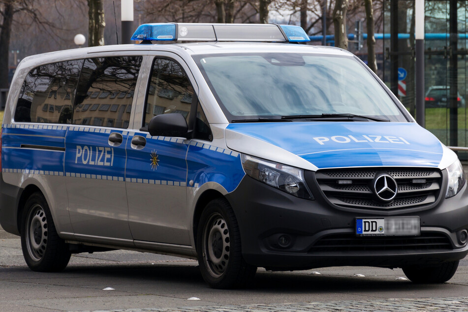 Die Polizei sah den Mercedes-Fahrer zunächst davonrasen (Symbolbild).
