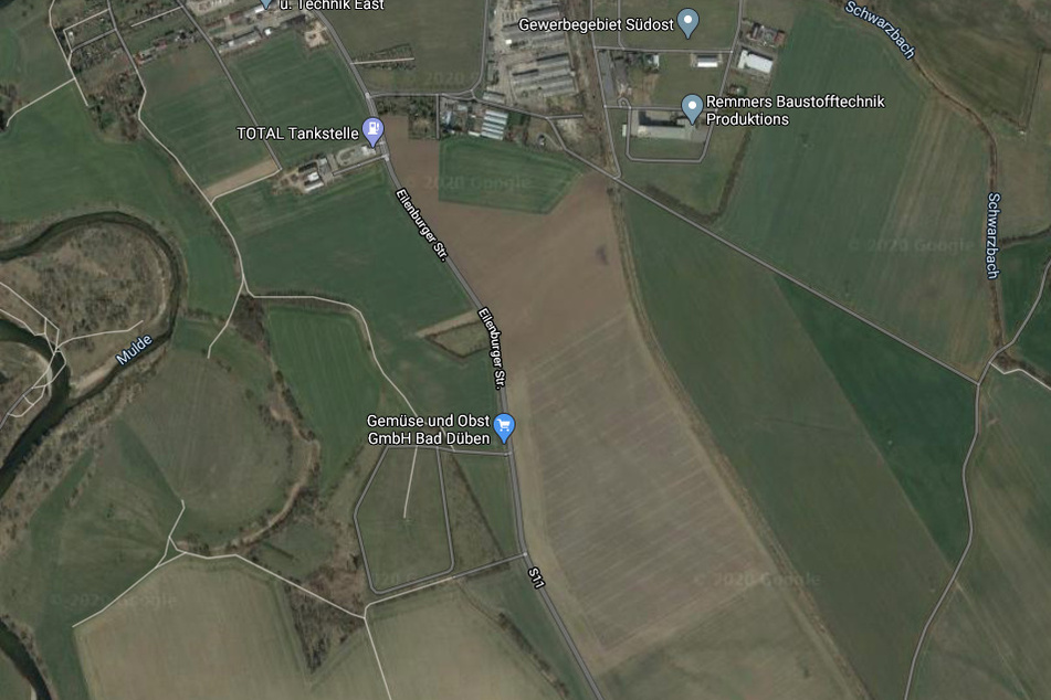 Kurz vor dem Ortseingang geriet ein 33-Jähriger mit seinem VW aufs Bankett, kam ins Schleudern und knallte gegen eine Straßenlaterne. Der Wagen überschlug sich, kam auf einem Feld zum Liegen. Der Fahrer wurde dabei schwer verletzt.