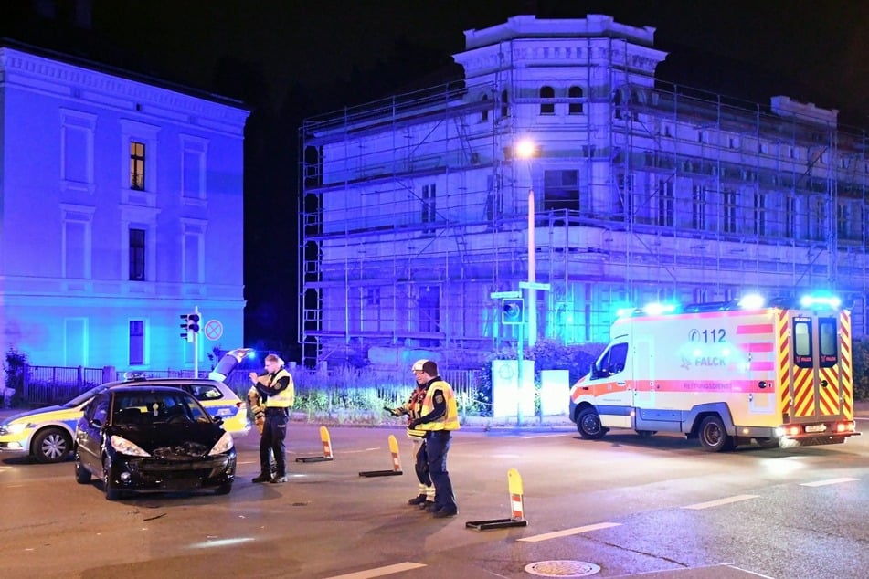 Einsatzkräfte von Polizei und Rettungsdienst waren schnell am Unfallort.