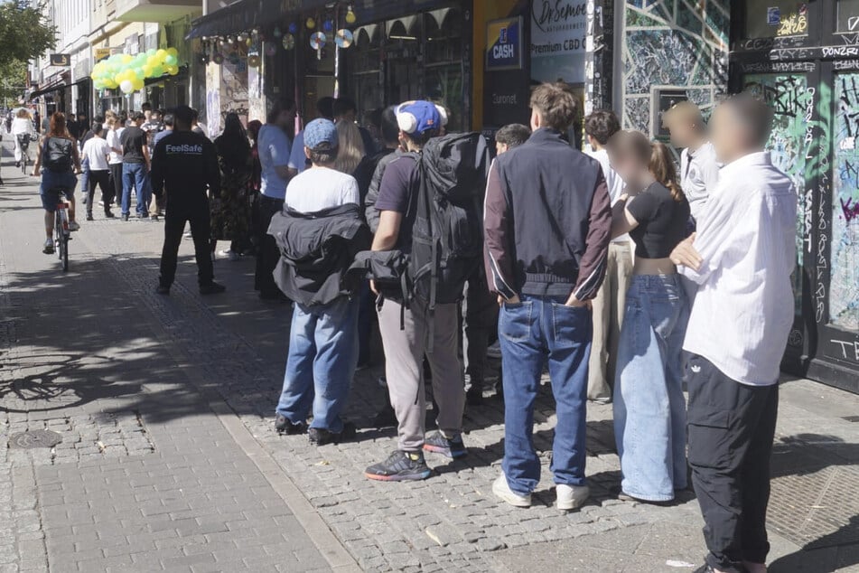 Gegen Mittag bildete sich eine lange Schlange vor dem Lokal.
