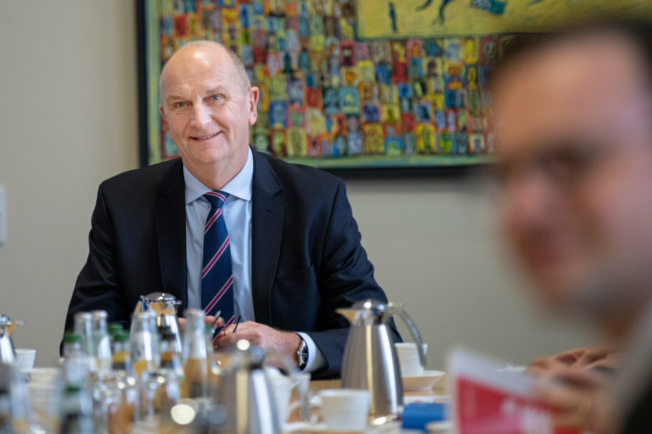Dietmar Woidke (SPD), Ministerpräsident von Brandenburg, lächelt in der Staatskanzlei vor Beginn der ersten regulären Sitzung des Brandenburger Kabinetts nach der Vereidigung.