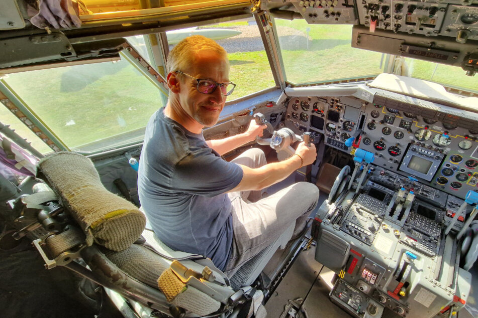 Sitzt in Flugzeugmuseen oder bei der ILA in Berlin manchmal in Maschinen, die er sonst nur am Himmel beobachtet: Härtel im Cockpit einer Transall der Bundeswehr in der "Flugwelt Altenburg Nobitz".