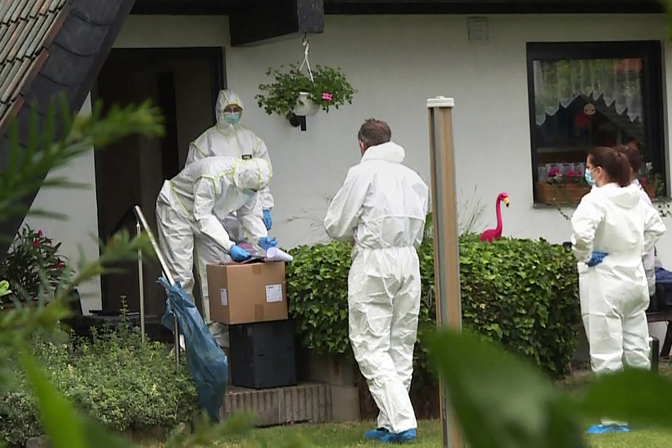 Mitarbeiter der Spurensicherung sind an dem Einfamilienhaus in Wennigsen im Einsatz. Dort wurden die Leichen eines Ehepaares gefunden.